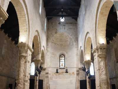 ...su cui sono innestati gli archi a tutto sesto con ghiera